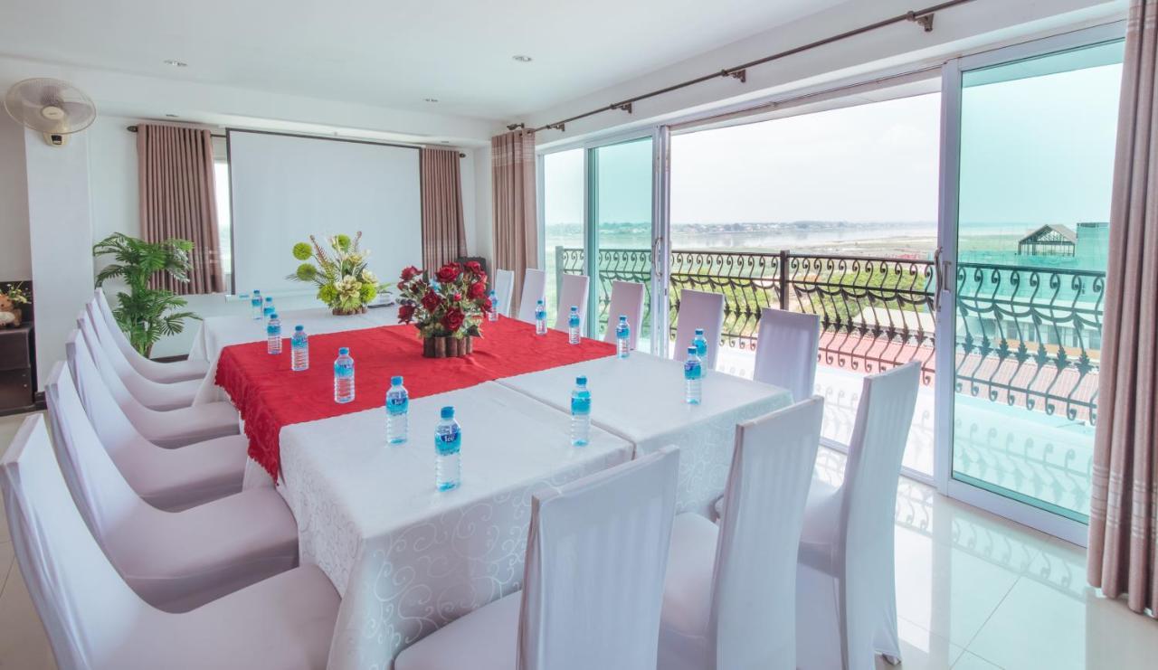 V Hotel Vientiane Buitenkant foto