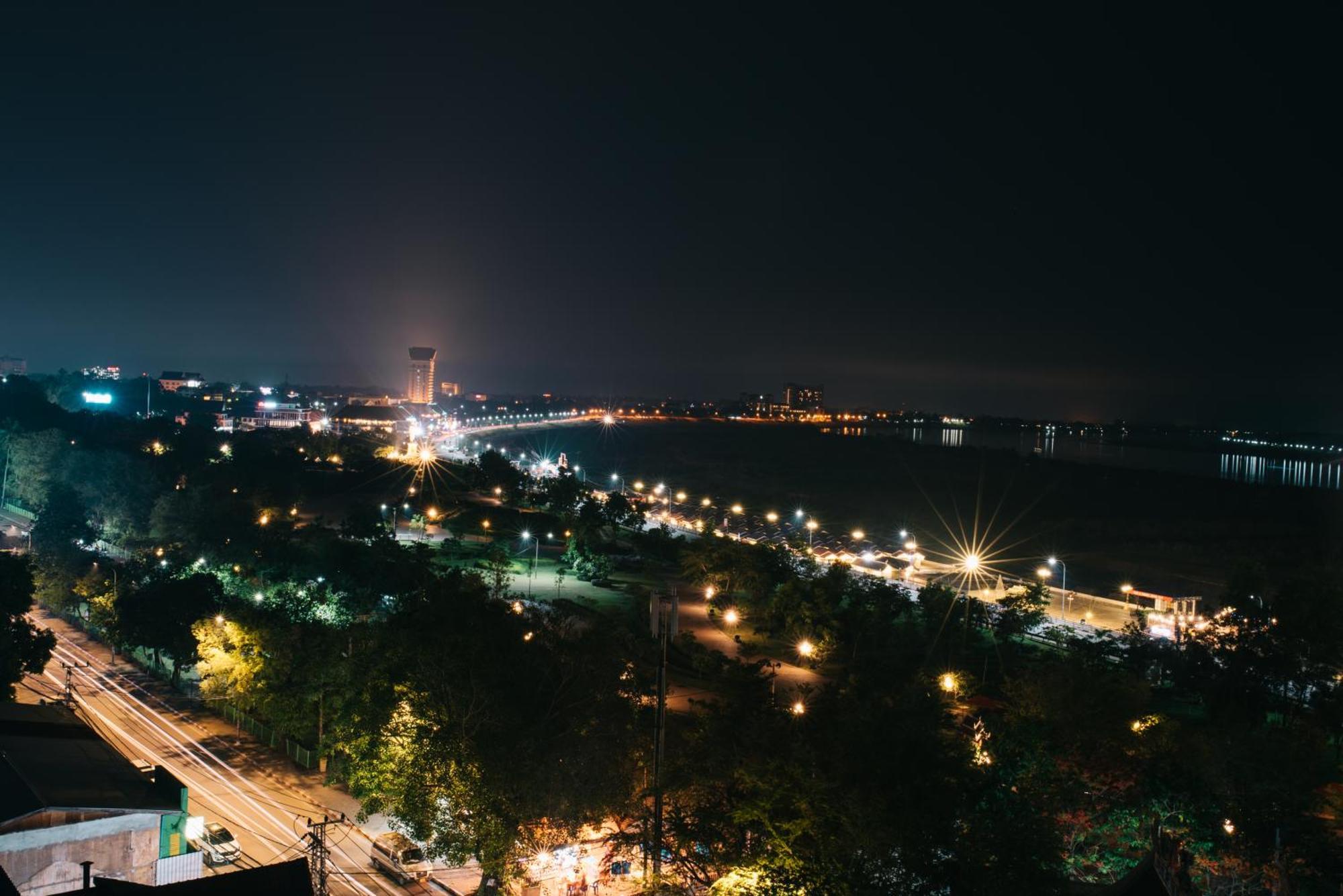 V Hotel Vientiane Buitenkant foto